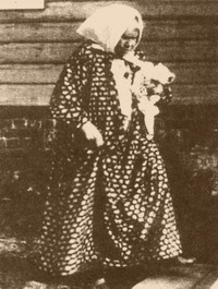 Паша Саровская возле своей кельи