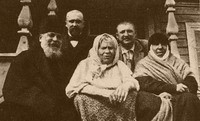 Блаженная Паша Саровская (в центре) на крыльце с архимандритом Серафимом (Чичаговым) и келейницей монахиней Серафимой (сидит справа). Фото 90-х годов XIX в.